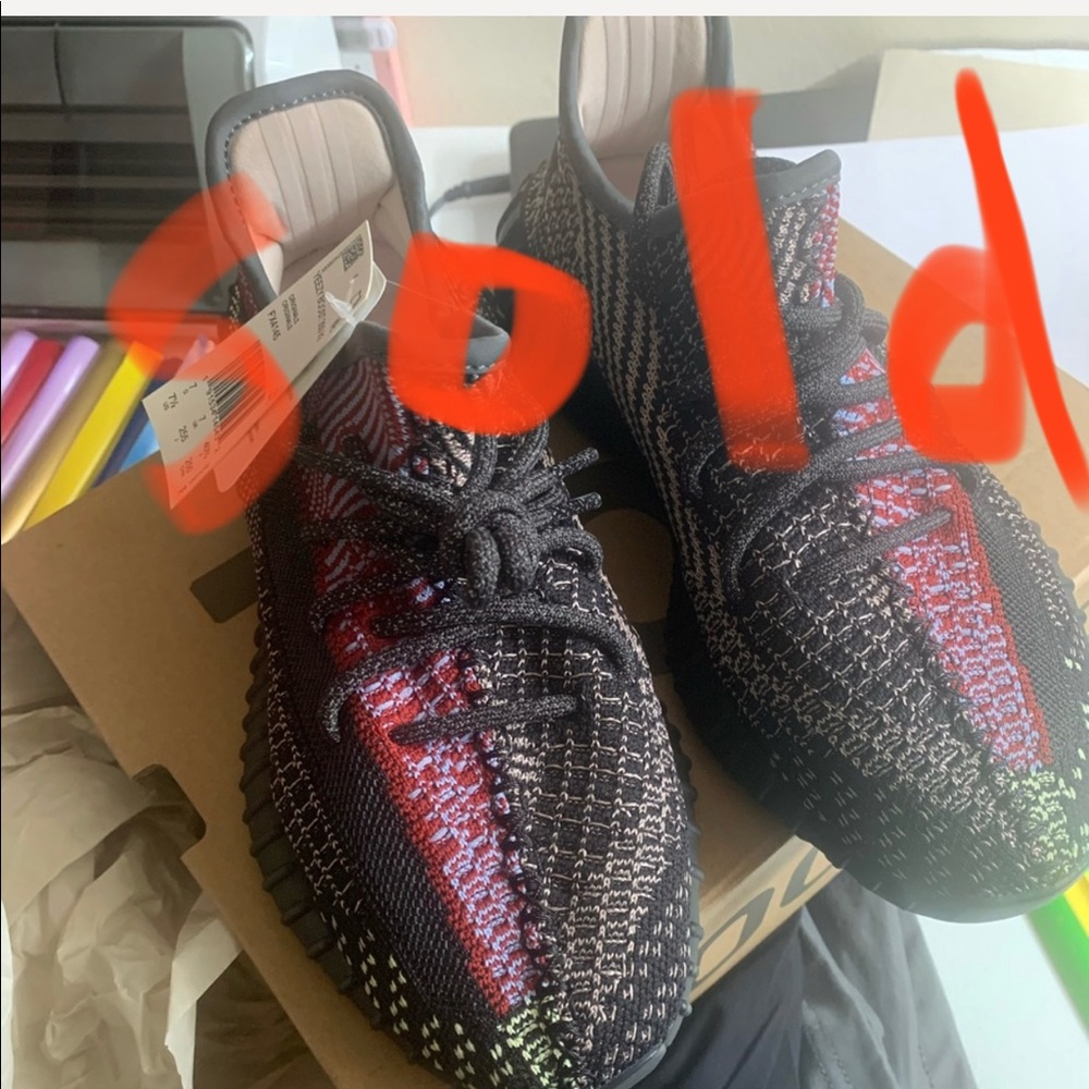 🚨Yeezy 350 V2 boost $300🚨 SOLD